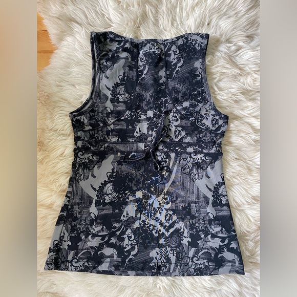 Oakley Women’s Small (4-6) Black & Grey Athletic Wear Tank Top - Picture 2 of 2